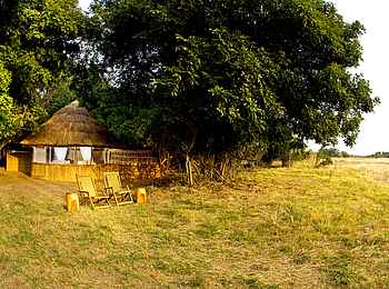 Kuyenda Bushcamp: Liegestühle vor einem Gästechalet