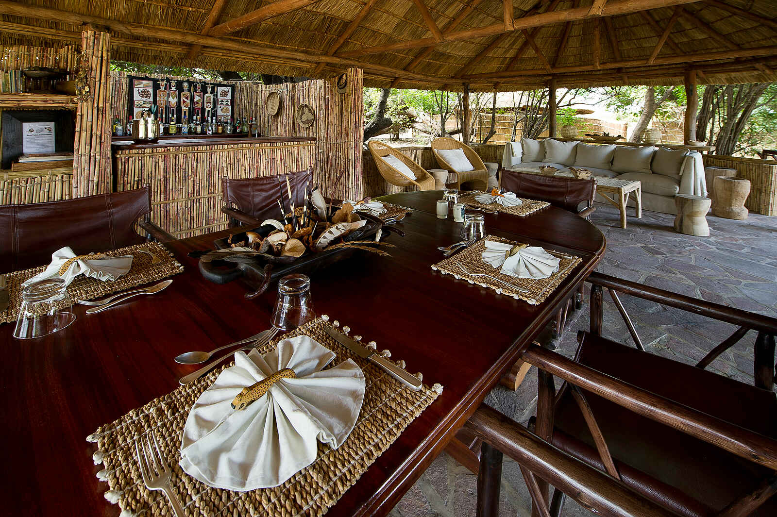 Kuyenda Bushcamp: Lounge und Speisesaal Kuyenda Bushcamp: Lounge und Speisesaal