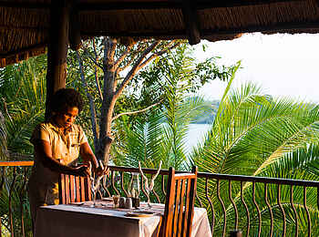 Mukambi Safari Lodge: Tisch decken Mukambi Safari Lodge: Tisch decken