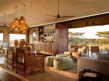 Musesenji River Camp: Lounge und Barbereich