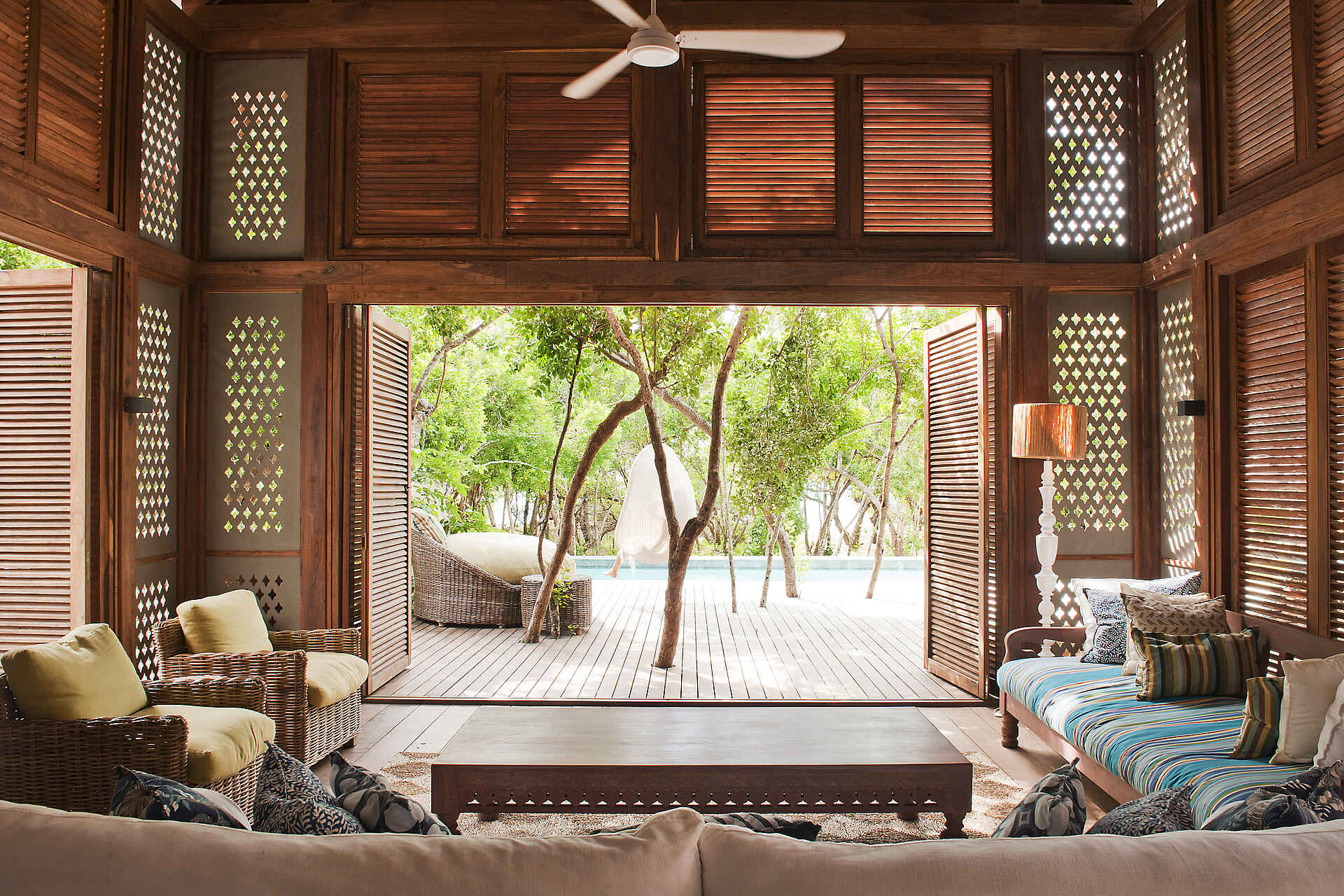 Vamizi Island: Kipila Lounge mit Terrasse bäume, kipila, lounge, terrasse, &Beyond, Mosambik, Vamizi Island, afrikarma, afrikarma safaris, afrikarma safaris - wildnis. hautnah, afrikarma.de