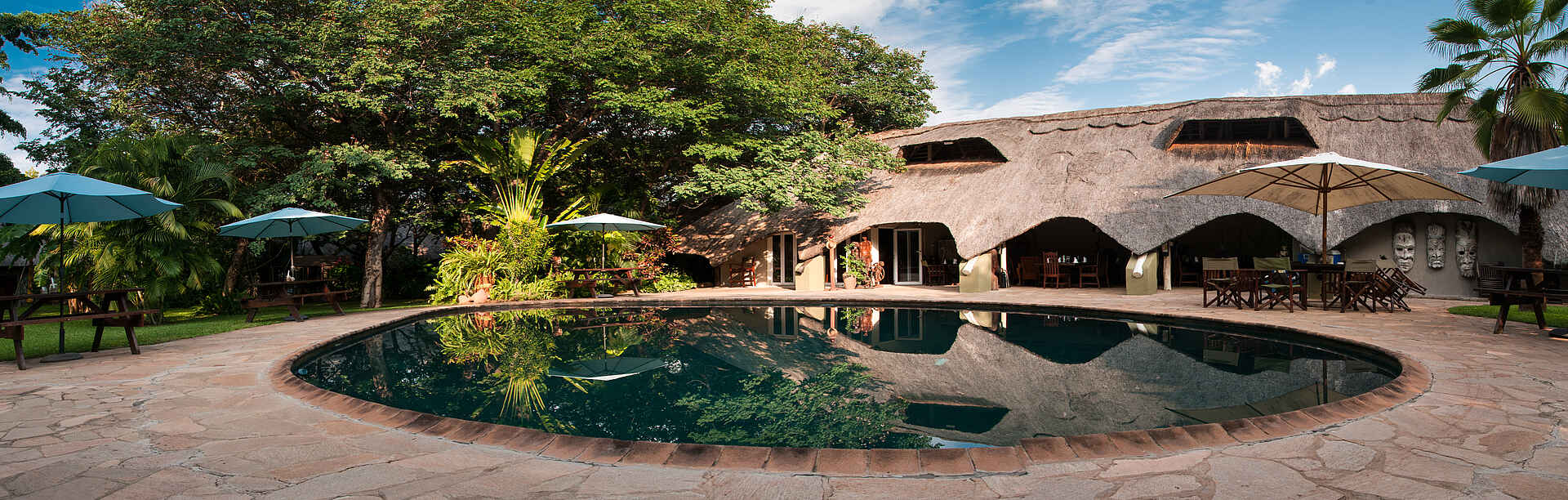 Bayete Guest Lodge, Garten, Gemeinschaftsbereich, Liegestühle, Swimmingpool