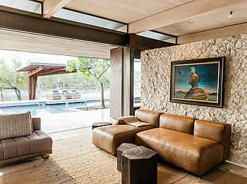 Cheetah Plains Mapogo House: Weitere Lounge mit Blick auf den Pool Cheetah Plains Mapogo House: Weitere Lounge mit Blick auf den Pool