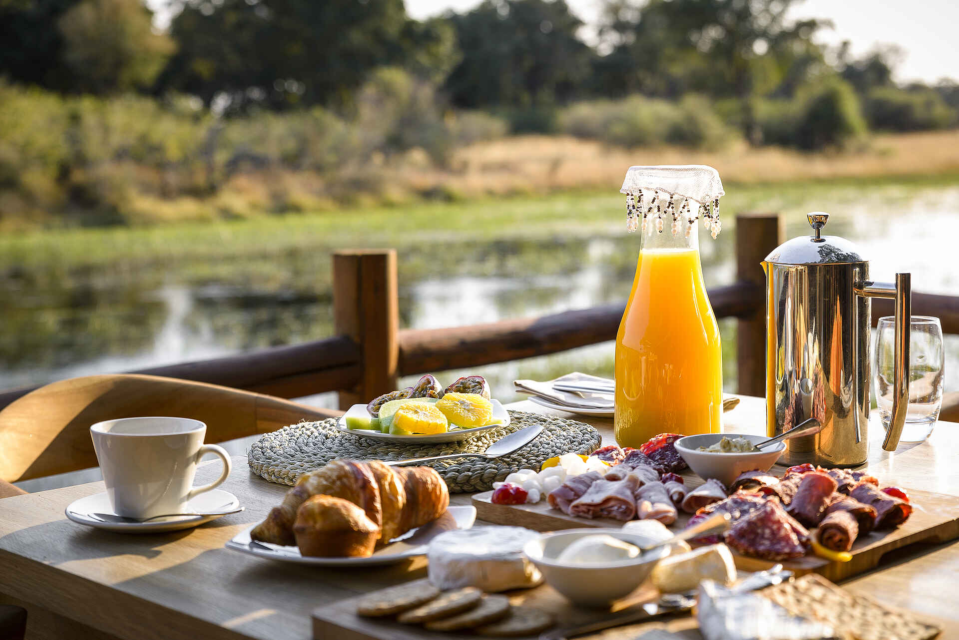 Sanctuary Retreats, Okavango Delta, Chief's Camp, Botswana, Africa, Afrikarma Safaris, Afrikarma Safaris - Wildnis. Hautnah., Croissants, Frühstück, Lagune, Veranda, www.afrikarma.de, Afrikarma