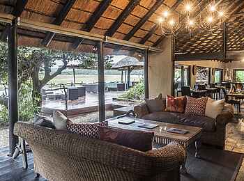 Kariega River Lodge: Sofaecke in der Lounge