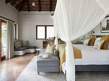 Sanctuary Chobe Chilwero: Schlafzimmer und Sitzecke Sanctuary Chobe Chilwero: Schlafzimmer und Sitzecke