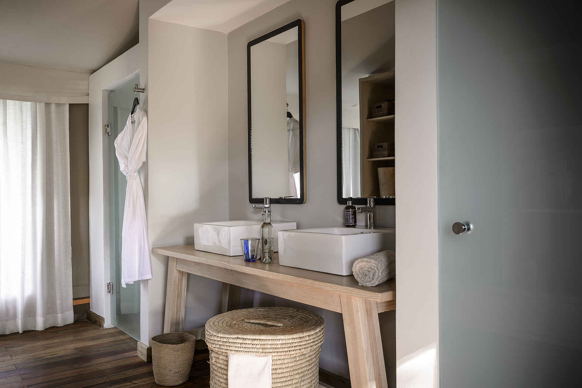 Sanctuary Stanley's Camp, Glas, Handtuch, Korb, Morgenmantel, Seifen, Spiegel, Vorhang, Waschbecken, Afrikarma, Afrikarma Safaris, Afrikarma Safaris - Wildnis. Hautnah., Afrikarma.de