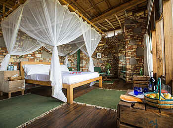 Volcanoes Kyambura Gorge Lodge: Doppelbett mit Moskitonetz Volcanoes Kyambura Gorge Lodge: Doppelbett mit Moskitonetz