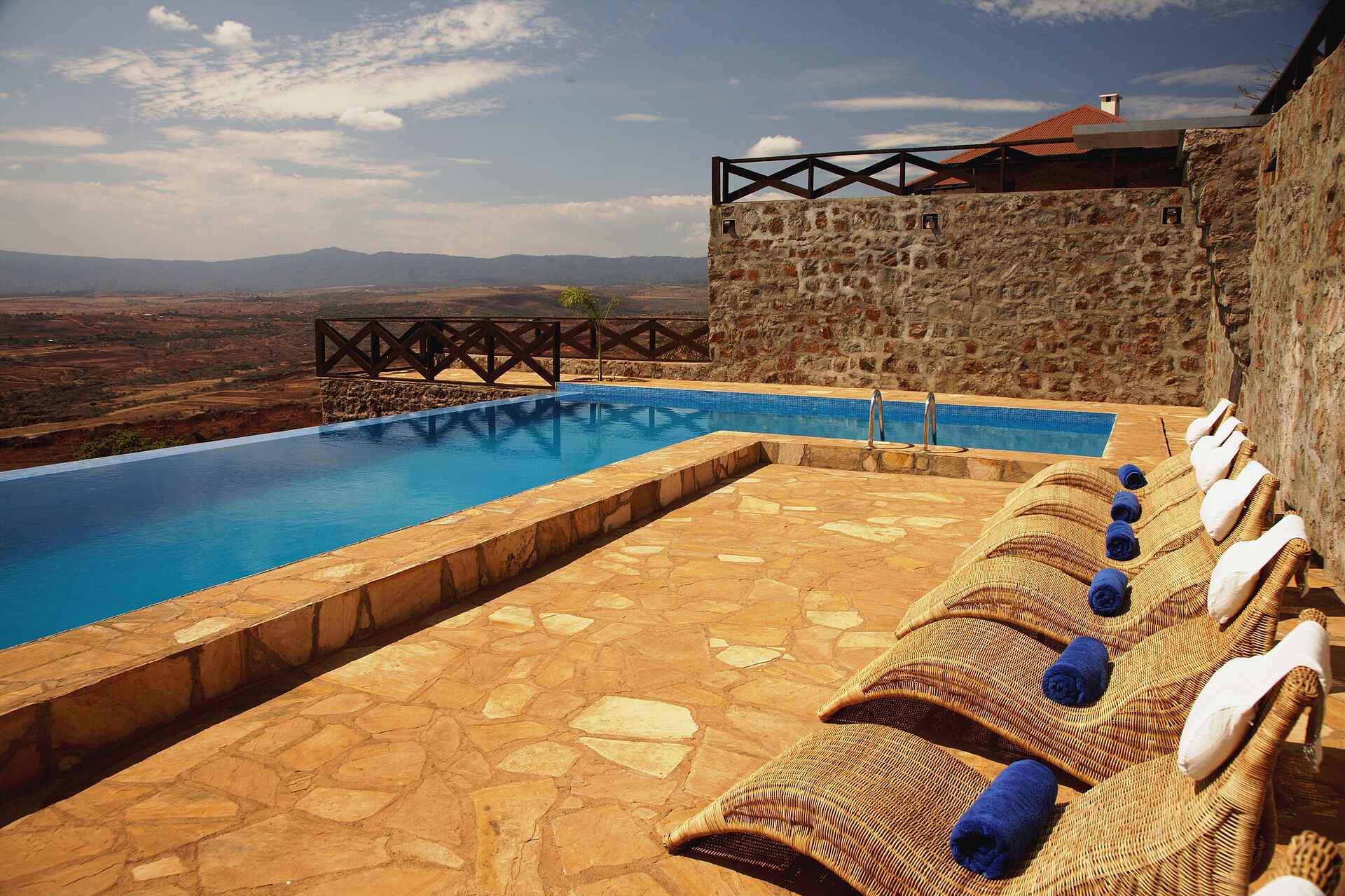 Bashay Rift Lodge, Karatu, Ngorongoro Conservation Area, Tanganyika Expeditions, Blick, Liegestuhl, Panorama, Swimming Pool, Afrikarma, Afrikarma Safaris, Afrikarma Safaris - Wildnis. Hautnah., Afrikarma.de