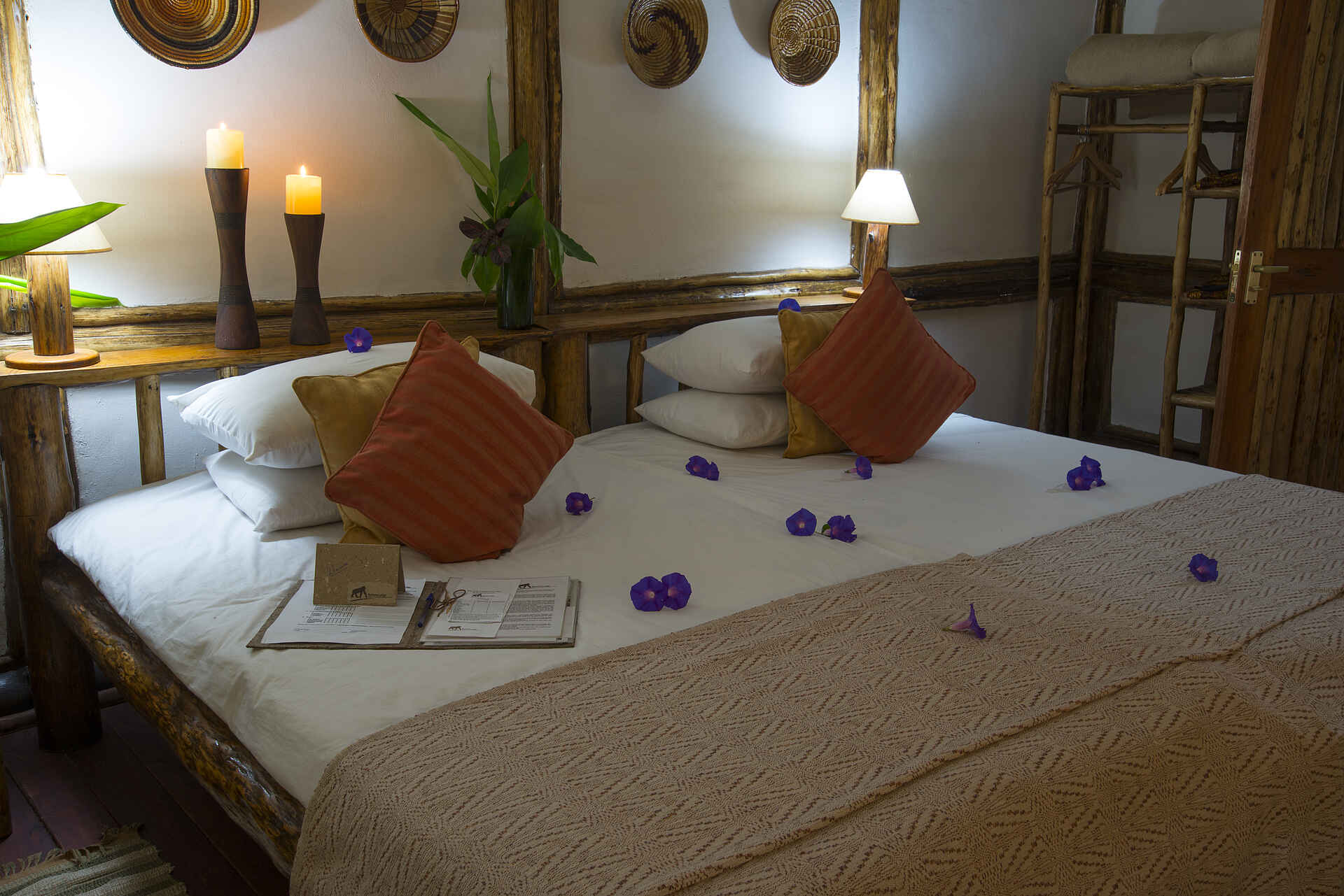 Buhoma Lodge, Bwindi Impenetrable Forest National Park, Gorilla tracking, Dekoration, Doppelbett, Gästechalet, Kissen, Afrikarma, Afrikarma Safaris, Afrikarma Safaris - Wildnis. Hautnah., Afrikarma.de, Uganda Exclusive Camps & Lodges, Wild Frontiers