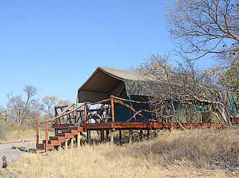 Camp Savuti: Gästezelt auf Holzplattform