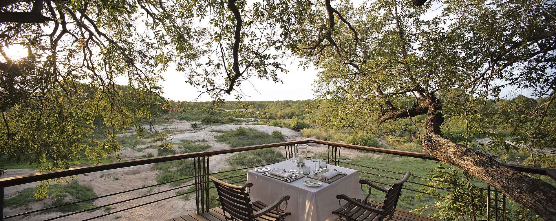 Dulini Leadwood Lodge, Dulini Private Game Reserve, Kruger National Park, Mabrak River, Sabi Sands Game Reserve, Südafrika, Ausblick, Essen, Gedeckter Tisch, Lounge, Mahlzeit, Terrasse, Afrikarma, Afrikarma Safaris, Afrikarma Safaris – Wildnis. Hautnah., afrikarma.de, Sand River