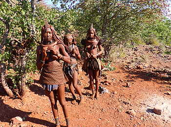 Fort Sesfontein: Himba-Mädchen in traditioneller Kleidung