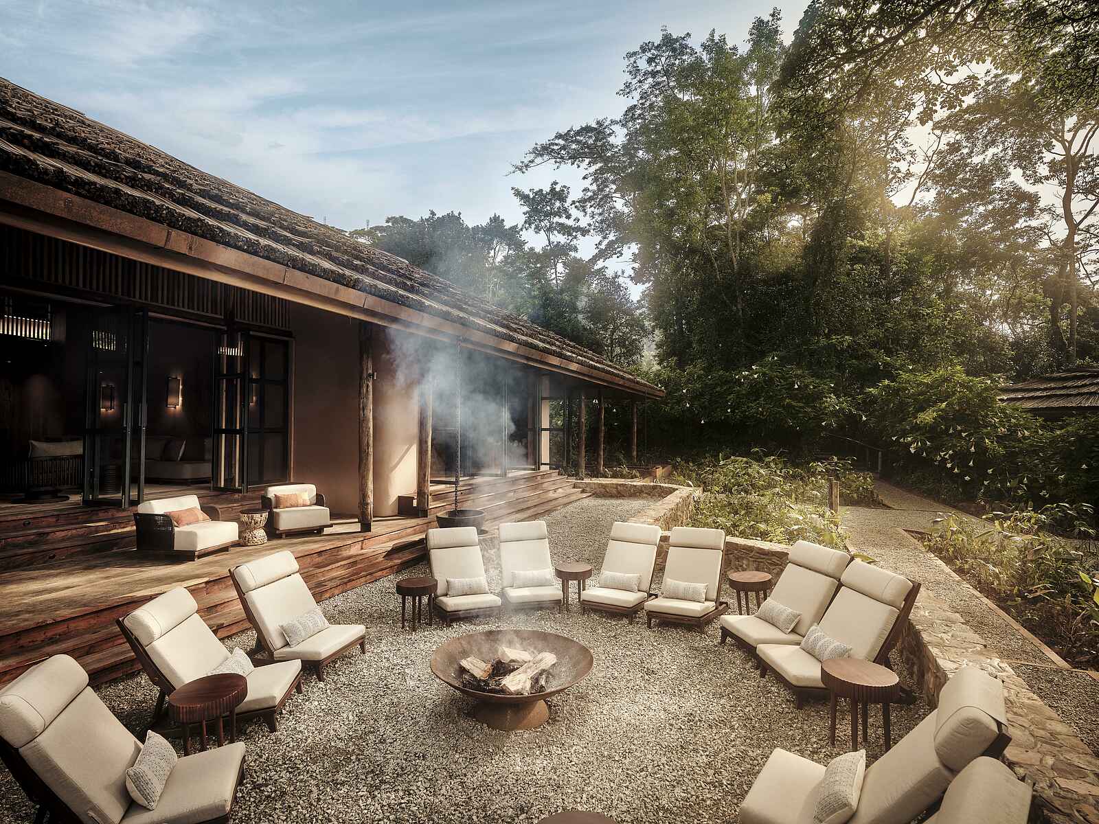 Gorilla Forest Lodge: Lagerfeuer an der Feuerstelle Gorilla Forest Lodge: Lagerfeuer an der Feuerstelle