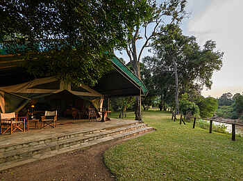 Governors' Il Moran Camp: Gemauerte Veranda mit Blick auf den Mara River
