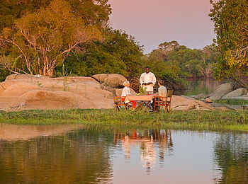 KaingU Safari Lodge: Dinner im Abendsonnenschein