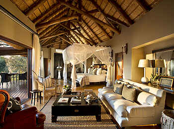 Lion Sands Tinga Lodge: Wohnraum der Suite
