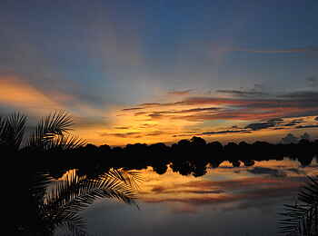 Mukambi Fig Tree Bush Camp: Der sich spiegelnde Sonnenuntergang über dem Wasser