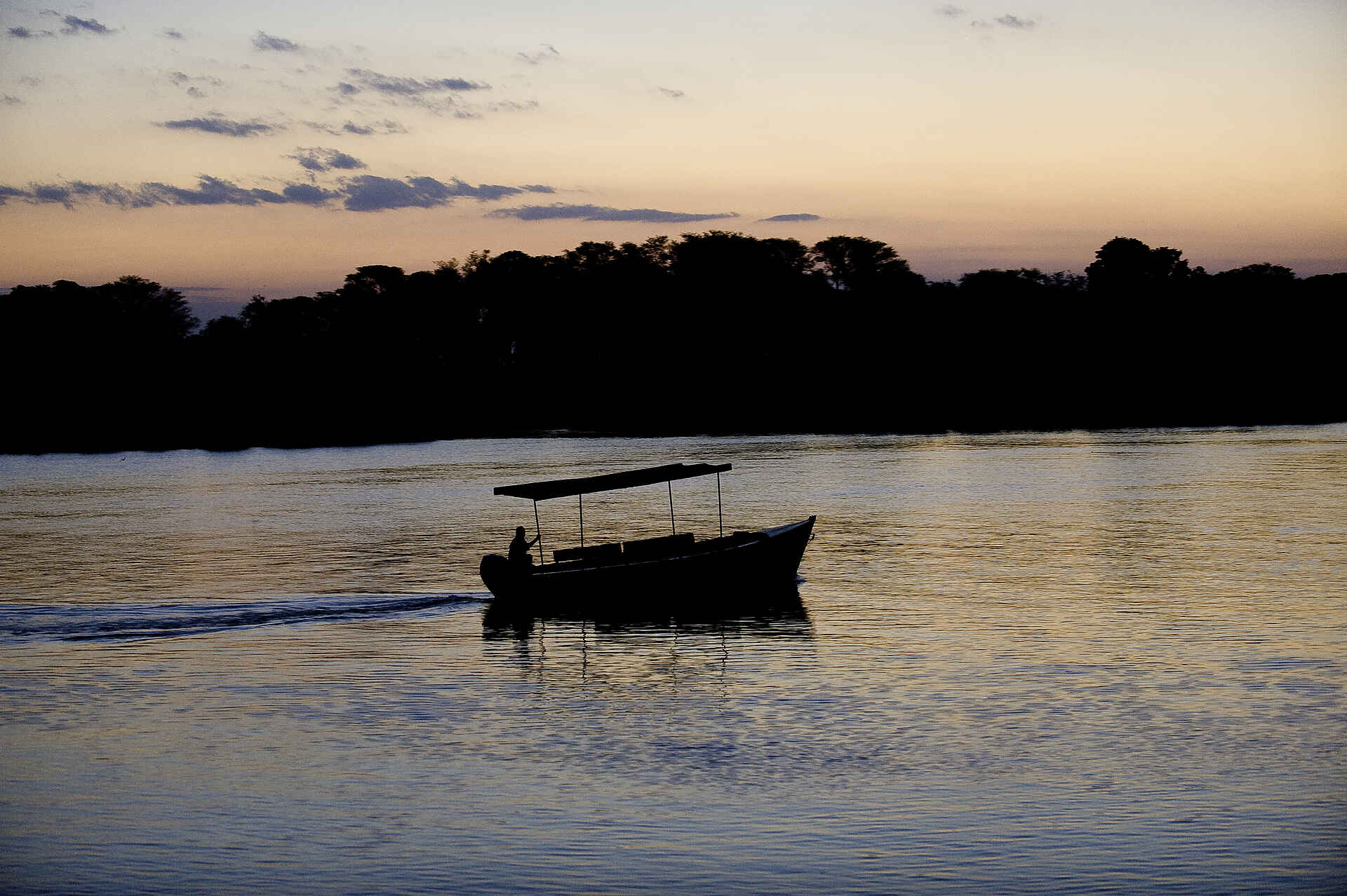 Afrika, afrikarma, Elefant, Hippo, Liwonde, Liwonde Nationalpark, Malawi, Motorbootsafari, Mvuu, Mvuu Camp, Mvuu Wilderness Camp, Nashorn, national park, Nilpferd, Reise, Reisen, Reiseveranstalter, Rhino Sanctuary, Safari, Sanctuary, Schutzgebiet, Shire, Spitzmaulnashorn, Urlaub, Wilderness Safaris, Aktivitäten, Boot, Fotografie, Motorboot, Romantik, Stimmung