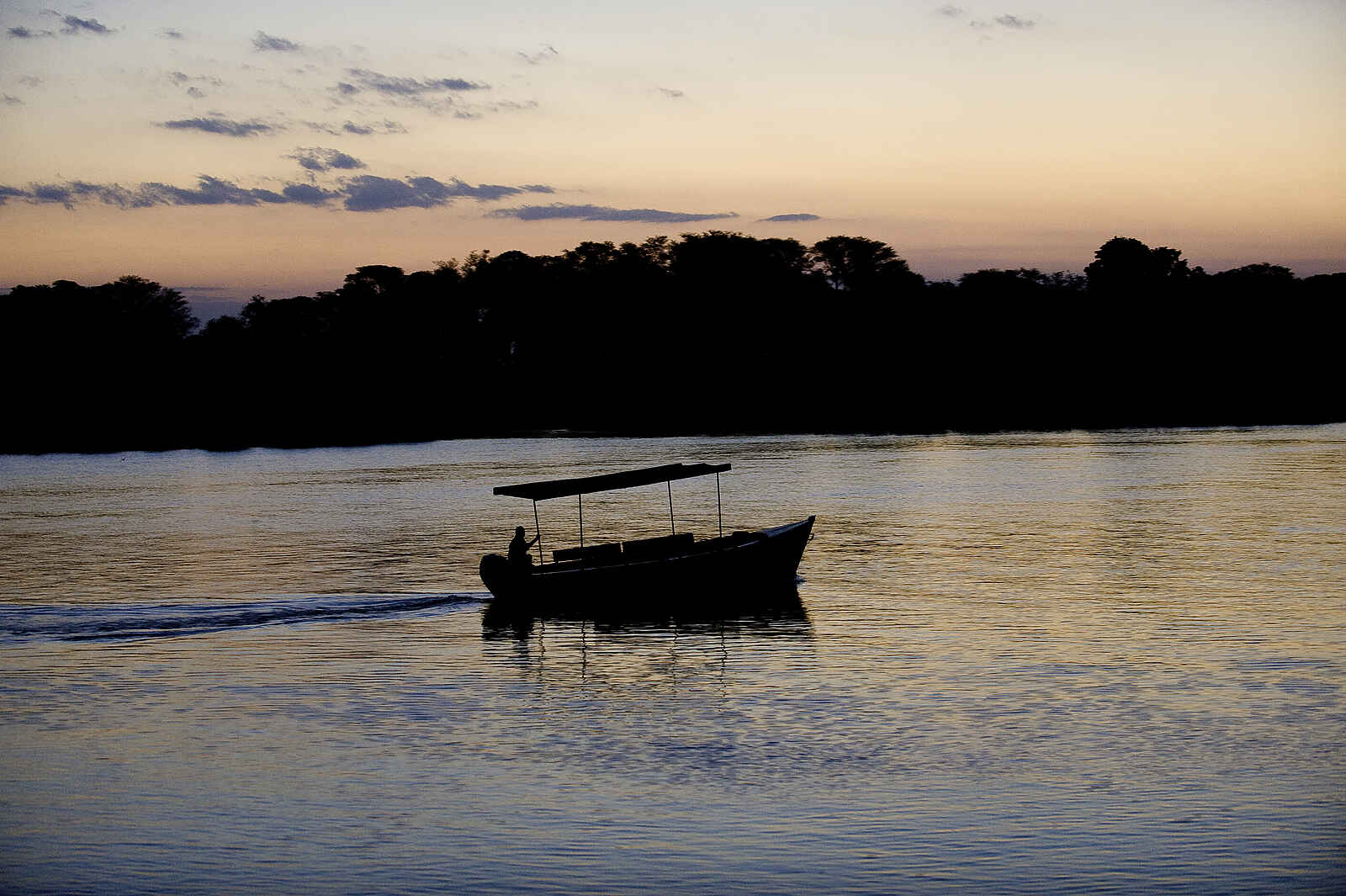 Mvuu Camp: Boot im Shire Mvuu Camp: Boot im Shire