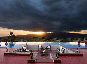 Ngorongoro O'ldeani Mountain Lodge: Eingelassene Lounge am Pool