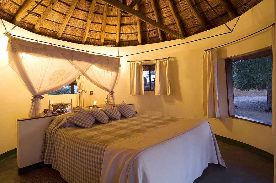 Nsefu Camp: Doppelbett im Rondaviel Nsefu Camp: Doppelbett im Rondaviel