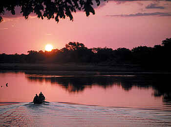 Robin Pope Safaris: Flussüberquerung bei Sonnenaufgang