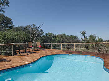 Rra Dinare Camp: Pool und Liegestühle