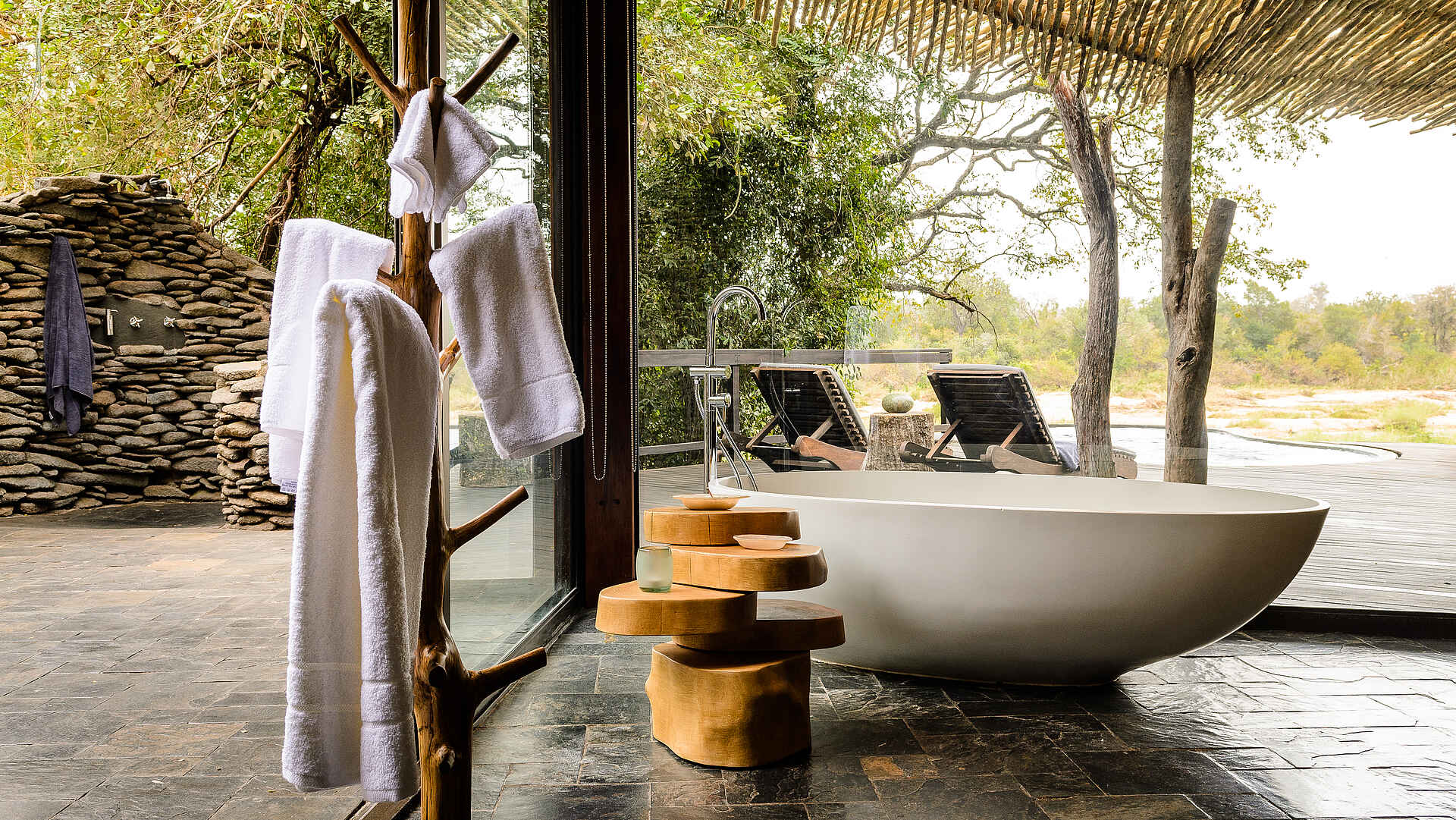 Singita Boulders Lodge: Badewanne und Außendusche