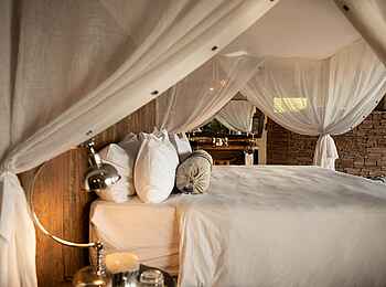 Tembo Plains Camp: Blick durch das Zelt