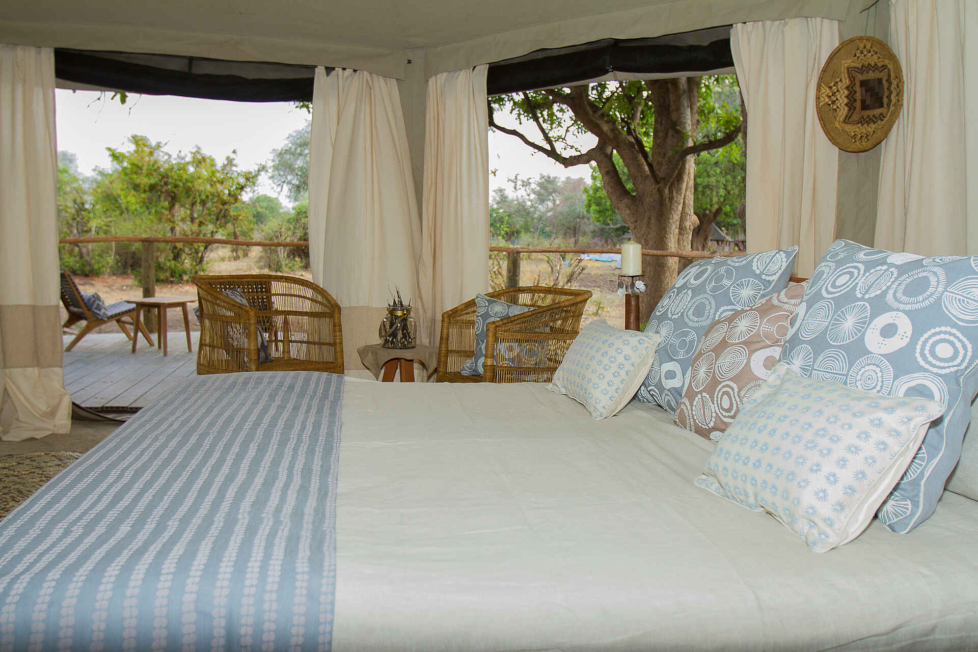 Kafunta Safaris, Kapamba River, Luangwa River, Lusangazi River, Sambia, South Luangwa, Three Rivers Camp, Doppelbett, Gästeunterkunft, Gästezelt, Große Fenster, Private Terrasse, Sessel, Stühle, Vorhänge, Afrikarma, Afrikarma Safaris, Afrikarma Safaris – Wildnis. Hautnah., afrikarma.de, South Luangwa National Park