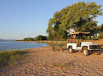 Vundu Camp: Game Drive Vehicle mit Anhänger für Kanus Vundu Camp: Game Drive Vehicle mit Anhänger für Kanus