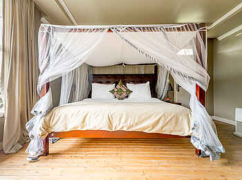 Five Volcanoes Boutique Hotel: Doppelbett mit Moskitonetz