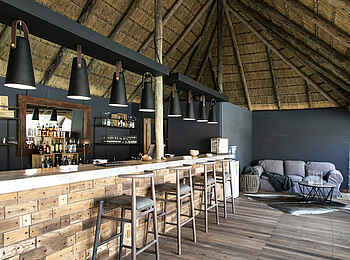 Serra Cafema: Die Bar