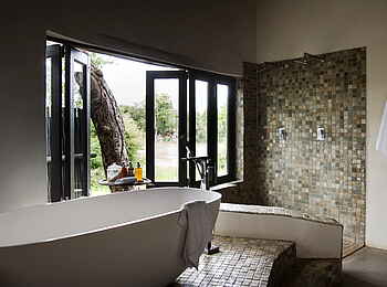 Simbavati River Lodge: Freistehende Badewanne