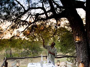 &Beyond Ngala Safari Lodge: Entzündung der Laternen