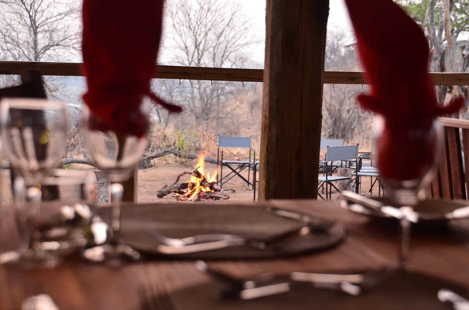 Chobe Elephant Camp: Blick zum Feuer Chobe Elephant Camp: Blick zum Feuer