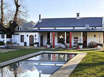 La Cle des Montagnes: Pool mit Blick auf die Villa Le Manoir La Cle des Montagnes: Pool mit Blick auf die Villa Le Manoir