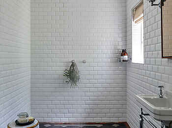 La Clé Lodge: Courtyard Room Dusche La Clé Lodge: Courtyard Room Dusche