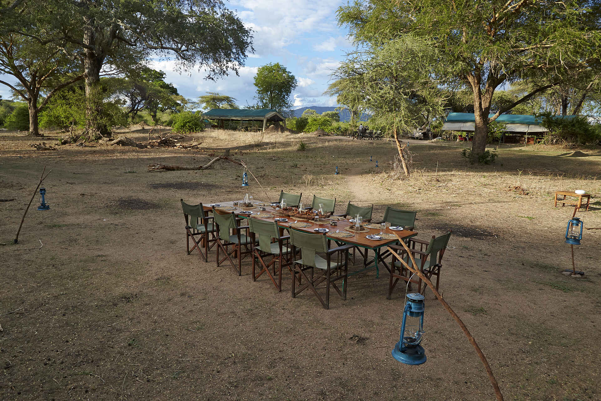 Mdonya Old River Camp: Abendessen in Vorbereitung Essential Destinations, Mdonya Old River Camp, Ruaha National Park, Aktivitäten, Bush Lunch, Esstisch, afrikarma, afrikarma Safaris, afrikarma Safaris - Wildnis. Hautnah., afrikarma.de