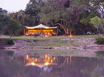 Mukambi Fig Tree Bush Camp: Der Blick auf dem Hauptbereich von der Lagune