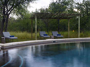 Mushara Bush Camp: Poollandschaft im Garten