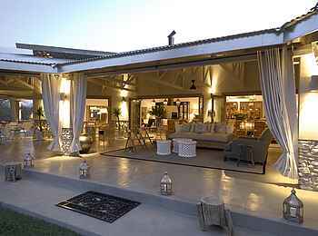 Mushara Outpost: Lounge von außen