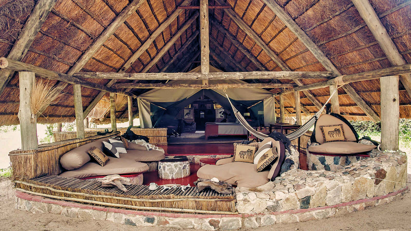 Mwagusi Safari Camp: Banda mit privater Terrasse Mwagusi Safari Camp: Banda mit privater Terrasse