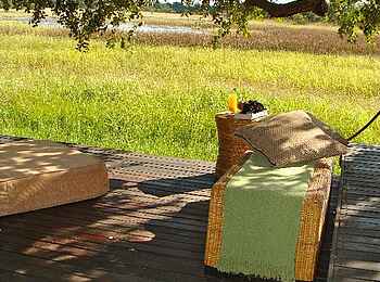 Nanzhila Plains Safari Camp: Deck am Rande der Dambo Nanzhila Plains Safari Camp: Deck am Rande der Dambo