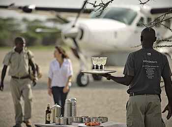 Serengeti under Canvas: Begrüßung am Airstrip Serengeti under Canvas: Begrüßung am Airstrip
