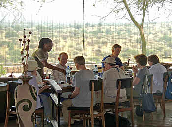 Tarangire Safari Lodge: Gemeinsames Essen Tarangire Safari Lodge: Gemeinsames Essen