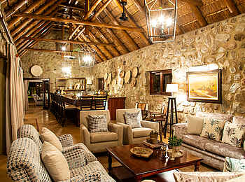 The Last Word Kitara Lodge: Die Lounge mit Bar The Last Word Kitara Lodge: Die Lounge mit Bar