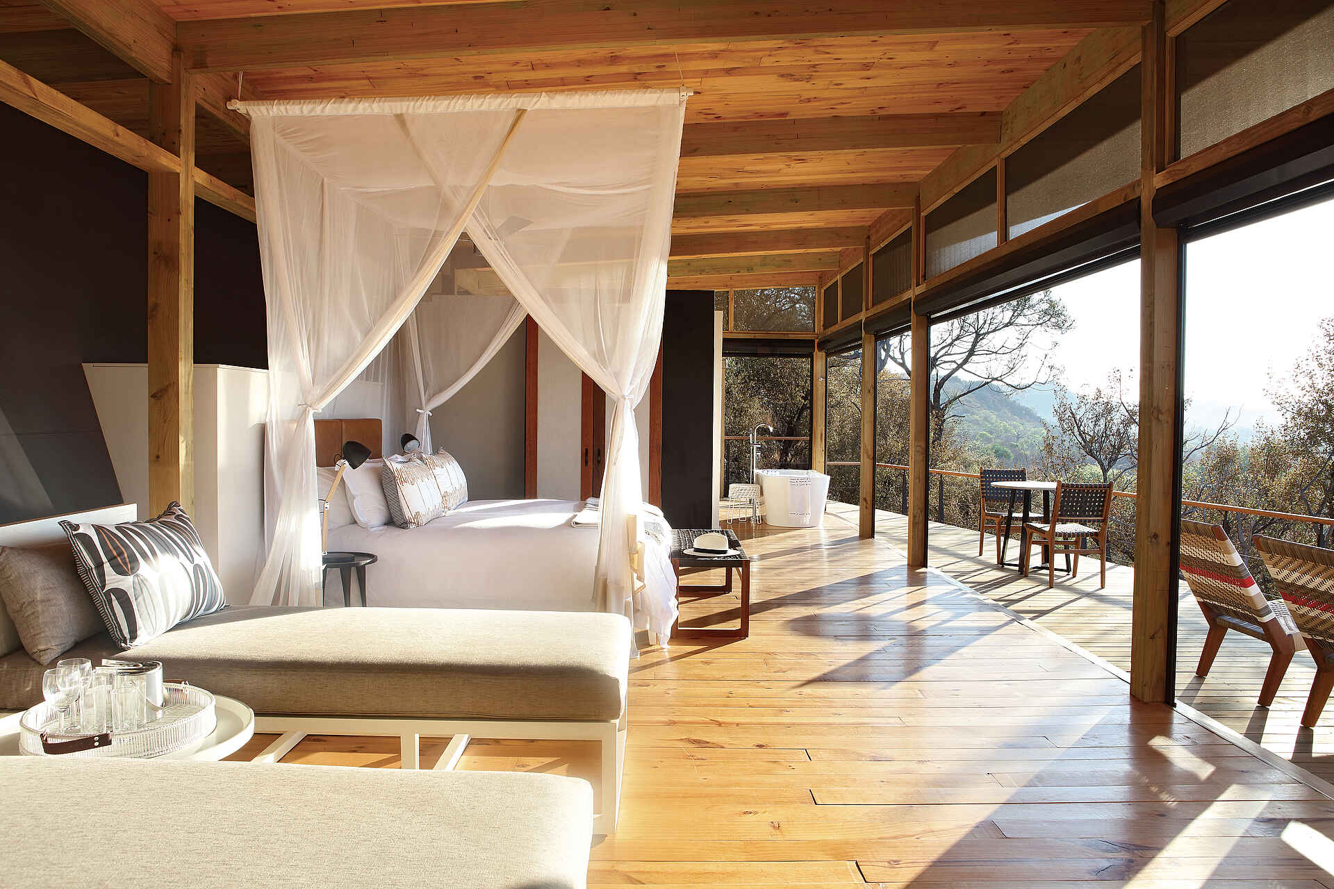 Big 5, Crooks Corner, Kruger National Park, Lanner Gorge, Limpopo Transfrontier Peace Park, Makuleke Contractual Park, Südafrika, The Outpost, Badewanne, Doppelbett, Himmelbett, Pel's Post, Schlafbereich, Tagesbetten, Terrasse, Afrikarma, Afrikarma Safaris, Afrikarma Safaris – Wildnis. Hautnah., afrikarma.de, Luvuvhu River