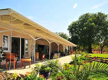 The River Farmhouse: Veranda mit Blick in den Garten